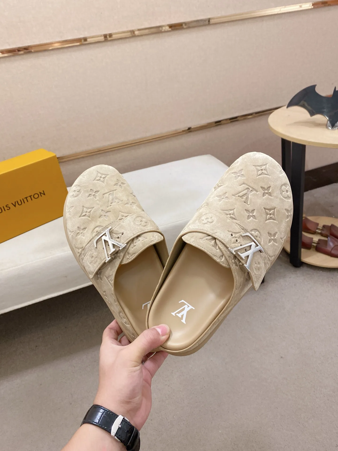Men's shoes💰: 220💰38-45, LV Easy 2025 new men's casual sandals and slippers, made of suede cow leather, with Monogram pattern to highlight the trendy style. Adjustable straps illuminated with LV letters, while a resilient insole and micro outsole provide lightweight comfort. Made of suede cow leather with embossed Monogram pattern and brand element metal hardware✅Adjustable straps➕Tough insole‼ ️Micro outsole. Comfortable and easy to wear‼ ️